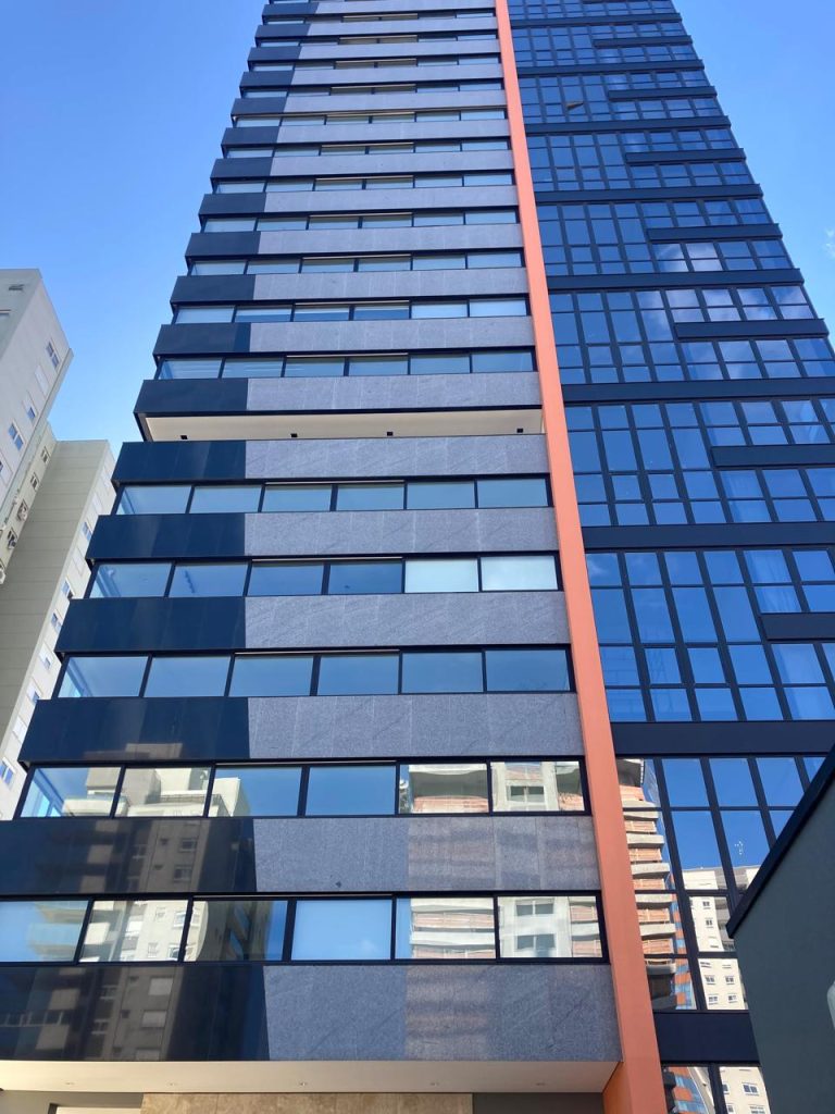 Fachada em PVC com vidro duplo