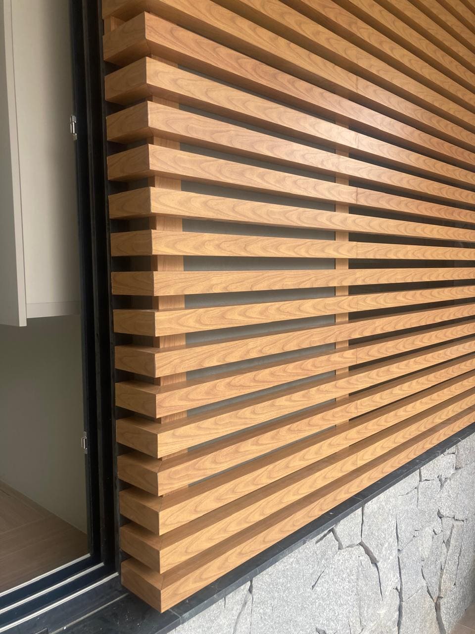 Painel ripado de alumínio (amadeirado) JC Esquadrias