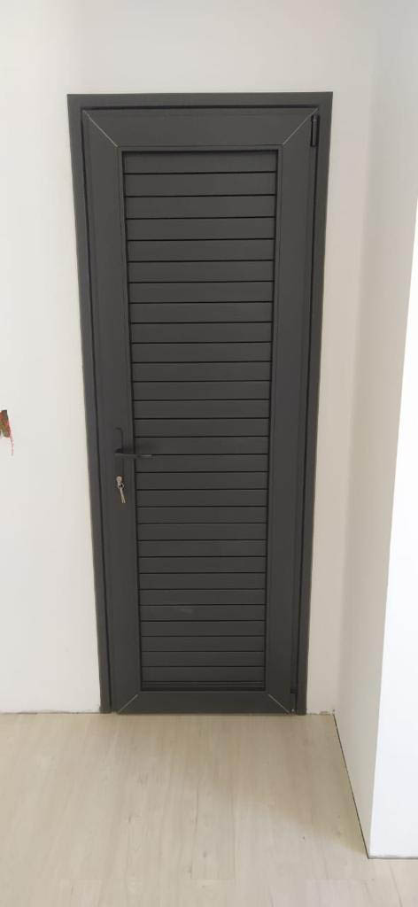 Porta de giro em PVC - JC Esquadrias