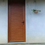 Porta de giro em PVC cor madeira - JC Esquadrias