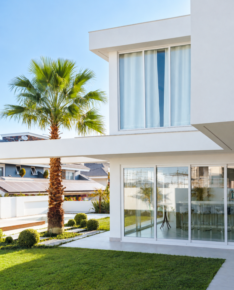 Casa Branca Moderna com Jardim e Palmeiras